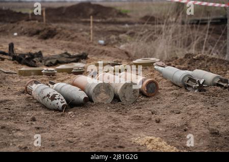 Sminamento da parte delle truppe del territorio. Molte miniere, conchiglie, artiglieria, granate, granate a frammentazione Foto Stock