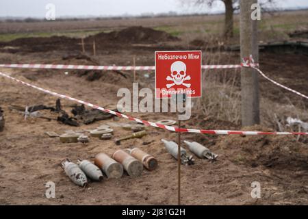 Sminamento da parte delle truppe del territorio. Molte miniere, conchiglie, artiglieria, granate, granate a frammentazione Foto Stock