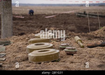 Sminamento da parte delle truppe del territorio. Molte miniere, conchiglie, artiglieria, granate, granate a frammentazione Foto Stock