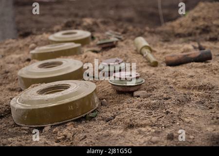 Sminamento da parte delle truppe del territorio. Molte miniere, conchiglie, artiglieria, granate, granate a frammentazione Foto Stock