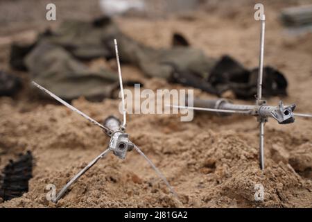 Sminamento da parte delle truppe del territorio. Molte miniere, conchiglie, artiglieria, granate, granate a frammentazione Foto Stock