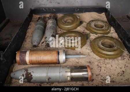 Sminamento da parte delle truppe del territorio. Molte miniere, conchiglie, artiglieria, granate, granate a frammentazione Foto Stock