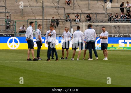 Monchengladbach, Renania settentrionale-Vestfalia, Germania. 11th maggio 2022. I membri della nazionale Ucraina camminano in campo prima della partita. Borussia Monchengladbach ha ospitato l'Ucraina nel Parco Borussia di Monchengladbach. (Credit Image: © Kai Dambach/ZUMA Press Wire) Foto Stock