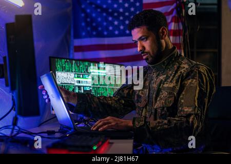 Hacker americano in unifrorm militare su Dark web, concetto di cyberwar. Foto Stock