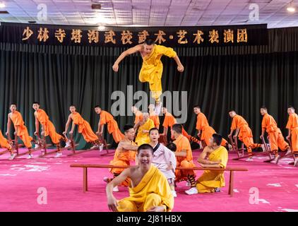 Gli apprendisti del famoso Tempio Shaolin a Dengfeng, Henan, Cina, svolgono le loro arti marziali e abilità acrobatiche. Foto Stock