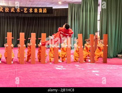 Gli apprendisti del famoso Tempio Shaolin a Dengfeng, Henan, Cina, svolgono le loro arti marziali e abilità acrobatiche. Foto Stock