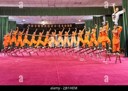 Gli apprendisti del famoso Tempio Shaolin a Dengfeng, Henan, Cina, svolgono le loro arti marziali e abilità acrobatiche. Foto Stock