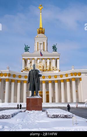 Mosca, Russia - 3 aprile 2022: Vicolo in una giornata di sole primaverile di fronte al padiglione della mostra numero 1 'Central' o 'Main Pavilion VDNKH URSS' all'indirizzo Foto Stock