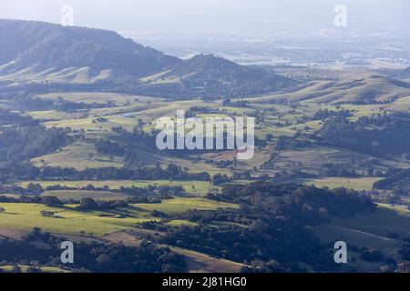 una vista su una grande montagna e terra regionale sullo sfondo Foto Stock