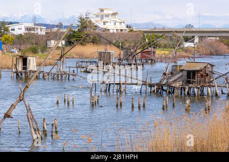 Capanne di pescatori nella baia di Ulcinj città, Montenegro Foto Stock