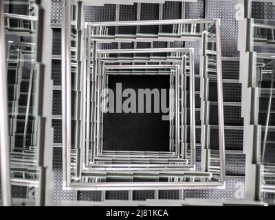 Immagine di una scala industriale in metallo moody presa dalla vista dall'alto Foto Stock