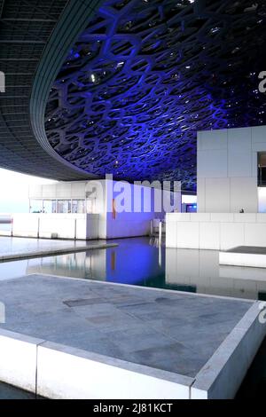 Piattaforme in mare, il Museo d'Arte del Louvre, l'Isola di Saadiyat, Abu Dhabi, Emirati Arabi Uniti Foto Stock