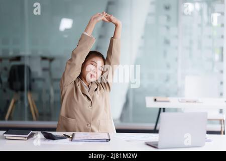 Ritratto di Business o donna contabile rilassarsi dopo un duro lavoro. Foto Stock