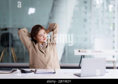 Ritratto di Business o donna contabile rilassarsi dopo un duro lavoro. Foto Stock