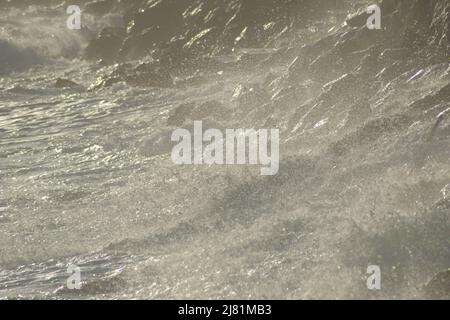 Onde mare che si infrangono contro le rocce Foto Stock