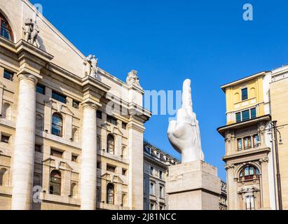 "L.O.V.E.", ha detto "il Dito", è una scultura di Maurizio Cattelan situata di fronte alla borsa italiana di Milano. Foto Stock