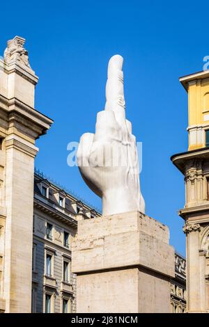 "L.O.V.E.", ha detto "il Dito", è una scultura di Maurizio Cattelan situata di fronte alla borsa italiana di Milano. Foto Stock