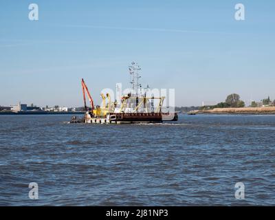 Anversa, Belgio, 17 aprile 2022, LA nave PIETER COECKE è una nave dragatrice, costruita nel 1992 e che naviga sotto la bandiera del Belgio, navigando sulla Ste Foto Stock