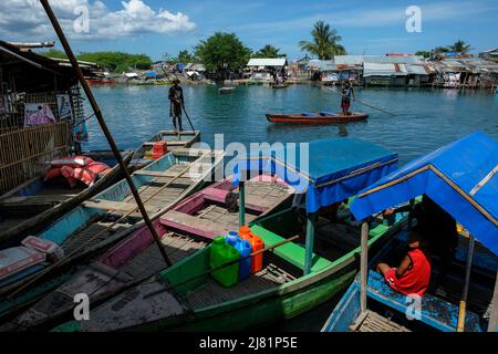 San Jose, Filippine - Maggio 2022: Persone che attraversano il fiume Pandurucan in barca vicino al mercato di San Jose il 3 maggio 2022 a Occidental Mindoro. Foto Stock