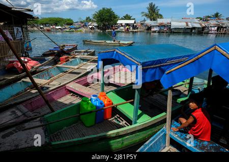 San Jose, Filippine - Maggio 2022: Persone che attraversano il fiume Pandurucan in barca vicino al mercato di San Jose il 3 maggio 2022 a Occidental Mindoro. Foto Stock