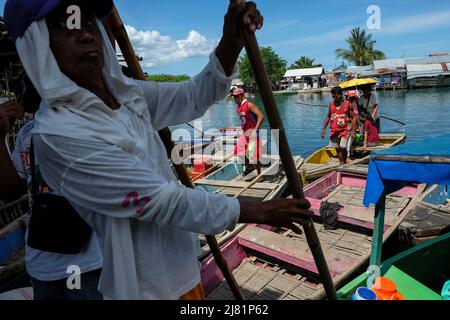 San Jose, Filippine - Maggio 2022: Persone che attraversano il fiume Pandurucan in barca vicino al mercato di San Jose il 3 maggio 2022 a Occidental Mindoro. Foto Stock