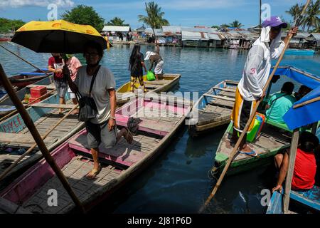 San Jose, Filippine - Maggio 2022: Persone che attraversano il fiume Pandurucan in barca vicino al mercato di San Jose il 3 maggio 2022 a Occidental Mindoro. Foto Stock