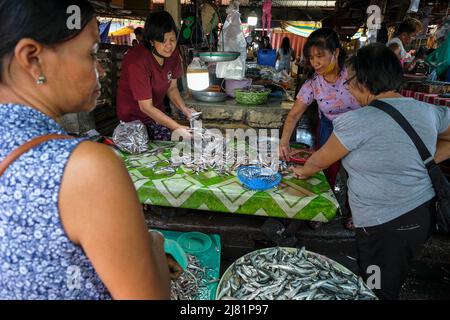 San Jose, Filippine - Maggio 2022: Persone che vendono pesce nel mercato di San Jose il 3 maggio 2022 a San Jose, Occidental Mindoro, Filippine. Foto Stock