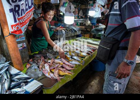 San Jose, Filippine - Maggio 2022: Persone che vendono pesce nel mercato di San Jose il 3 maggio 2022 a San Jose, Occidental Mindoro, Filippine. Foto Stock