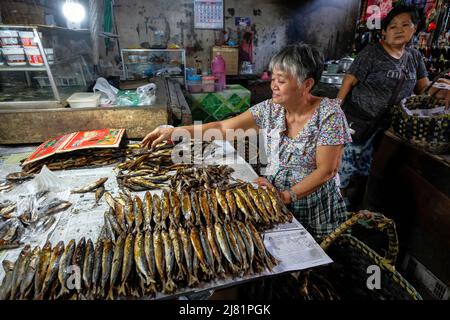 San Jose, Filippine - Maggio 2022: Persone che vendono pesce nel mercato di San Jose il 3 maggio 2022 a San Jose, Occidental Mindoro, Filippine. Foto Stock