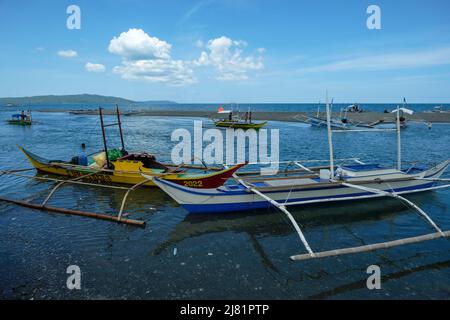 San Jose, Filippine - Maggio 2022: Barche da pesca sulla spiaggia di San Jose il 3 maggio 2022 a San Jose, Occidental Mindoro, Filippine. Foto Stock