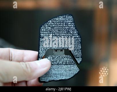 Londra, Regno Unito. 11th maggio 2022. Foto scattata il 11 maggio 2022 mostra un disco flash Rosetta Stone nel British Museum di Londra, in Gran Bretagna. La pietra Rosetta è uno degli oggetti più famosi del British Museum. La pietra è una parte rotta di una lastra di pietra più grande. Ha un messaggio scolpito in esso, scritto in tre tipi di scrittura. Era un indizio importante che aiutava gli esperti ad imparare a leggere i geroglifici egiziani (un sistema di scrittura che usava le immagini come segni). Credit: Li Ying/Xinhua/Alamy Live News Foto Stock