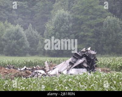 02 luglio 2002, Baden-Wuerttemberg, Überlingen: I detriti dell'aereo russo schiantato si trovano in un campo di grano. Più di 70 persone sono state uccise in una collisione aerea sul Lago di Costanza il 4 luglio 2002. Un Tupolev Tu-154 della Bashkirian Airlines si era scontrato con un aereo Boeing 757 del servizio pacchi DHL. Foto: Felix Kästle/dpa Foto Stock