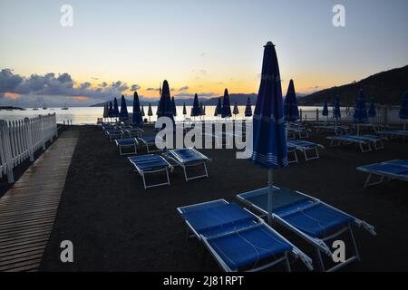 Il meraviglioso tramonto con colori luminosi che si riflettono nel mare e nel cielo crea un'atmosfera magica Foto Stock
