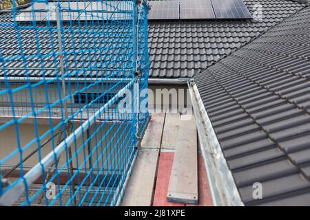Ponteggio sul tetto della casa di nuova costruzione sul cantiere per tetti Foto Stock