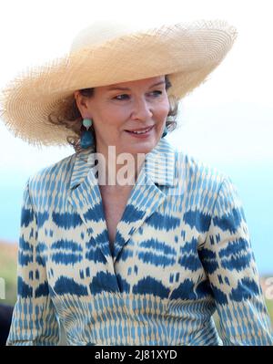 La Regina Mathilde del Belgio si pone durante una visita al Tempio di Poseidone a Sounio. Foto Stock