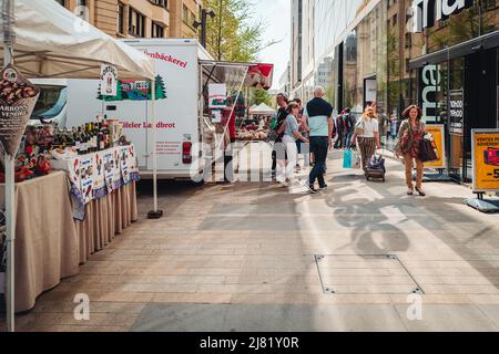 LUSSEMBURGO, MAGGIO 2022: Mercato alimentare locale settimanale nel centro della città Foto Stock