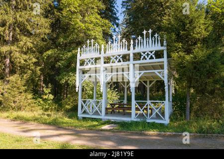 Gazebo per rilassarsi nella foresta in una giornata estiva Foto Stock