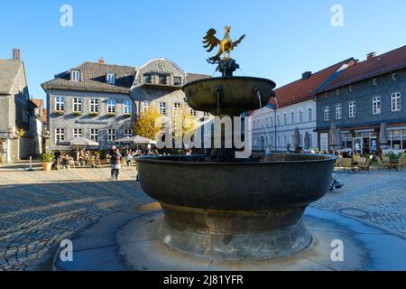 Mercato con Kaiserringhaus nel centro storico di Goslar Foto Stock