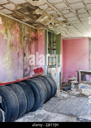 I vecchi pneumatici sono immagazzinati nella cucina di una cabina agricola non utilizzata vicino a Tekoa, Washington. Foto Stock