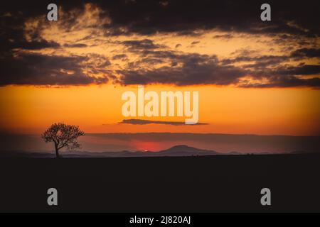 Bellissimo tramonto su paesaggio rurale.Montagne sullo sfondo. Foto di alta qualità Foto Stock