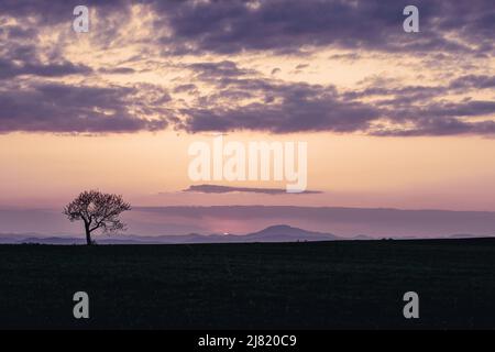 Bellissimo tramonto su paesaggio rurale.Montagne sullo sfondo. Foto di alta qualità Foto Stock