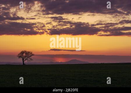 Bellissimo tramonto su paesaggio rurale.Montagne sullo sfondo. Foto di alta qualità Foto Stock