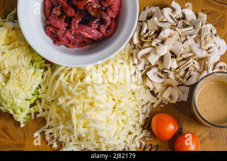 Ingredienti per cucinare tacos di padella o quesadilla a base di carne, funghi, insalata, formaggio e tomatos Foto Stock