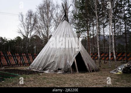 Tende indiane in un campeggio. wigwam indiano tradizionale nella foresta tra gli alberi. Foto Stock