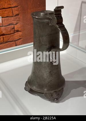 Vecchia tazza di metallo parassita per birra Foto Stock