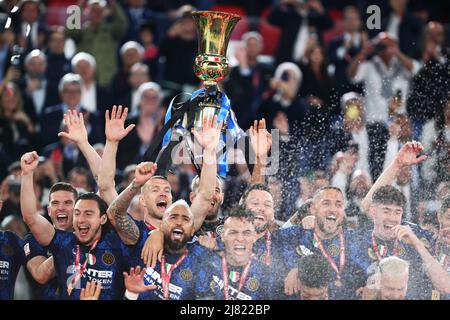 I giocatori di Internazionale festeggiano la vittoria con la coppa al termine della Coppa Italia, finale di calcio tra Juventus FC e FC Internazionale il 11 maggio 2022 allo Stadio Olimpico di Roma - Foto: Federico Proietti/DPPI/LiveMedia Foto Stock