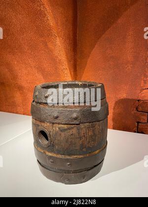 Barile di birra in legno nella grotta Foto Stock