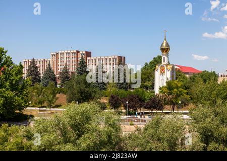 Edificio governativo (a sinistra) e cimitero di Eroe e Cappella di San Giorgio a Tiraspol, Transnistria Foto Stock