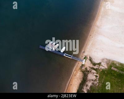 Vista aerea delle barche rimorchiate presso un molo sul lago Olbersdorf Foto Stock