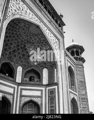 Architettura al Taj Mahal è un mausoleo di marmo bianco-avorio sulla riva sud del fiume Yamuna nella città indiana di Agra, Uttar Pradesh, Taj Foto Stock